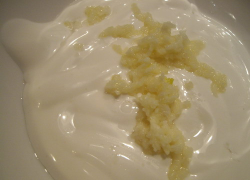 1. Этап. Рулет из лаваша с майонезом: 1. Для начала нужно подготовить все ингредиенты начинки, отварить или обжарить курочку и грибы с луком. Чеснок очистить, пропустить через пресс и соединить с майонезом. Все как следует перемешать. Можно в соус добавить щепотку соли, перца или другие специи по вкусу.