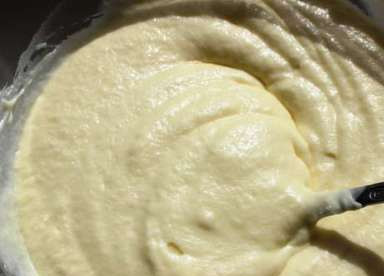 1. Этап. Заварной крем со сметаной: Затем добавляем пышную масляную массу в заварную часть и взбиваем до однородности. Крем готов.