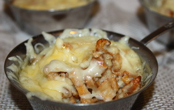 1. Этап. Жульен с лисичками: После того, как сметанно-грибная масса потушилась, всыпаем к ней муку и тушим еще пару-тройку минут. Духовку разогреваем до 200 градусов, жульен раскладываем по кокотницам, посыпаем тертым сыром и ставим в духовку на минут 7, пока сыр на расплавится.