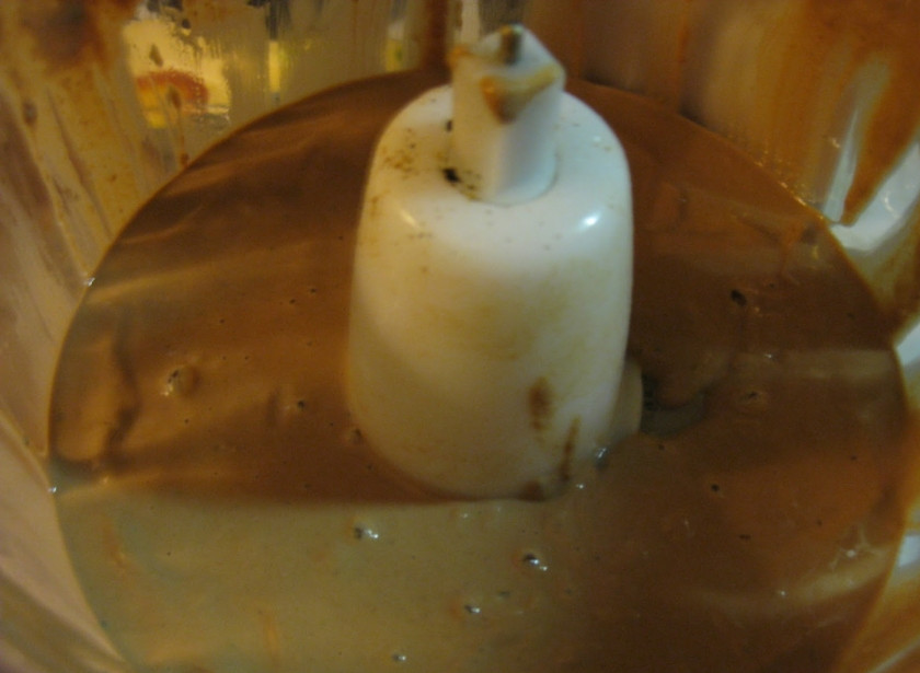 1. Этап. Мусс из печени куриной: 4. Включить блендер и взбить печень пару раз по 15 секунд. Затем добавить специи, соль по вкусу и продолжать взбивать, делая перерывы, чтобы собрать кусочки печени по стенкам чаши. В конце концов масса должна получиться однородной.