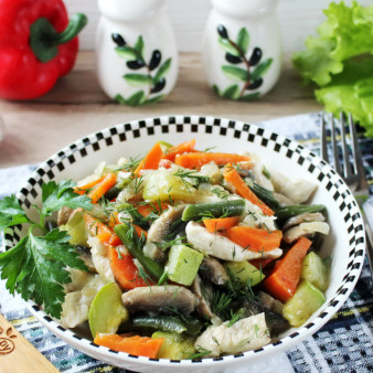 Куриное филе с овощами на сковороде