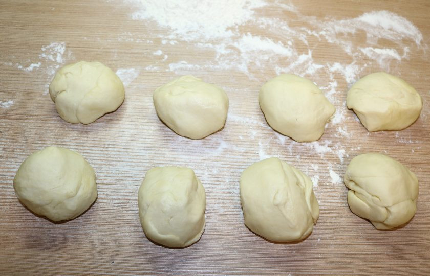 1. Этап. Кокосовый Наполеон: Из теста сделайте 8 шариков.