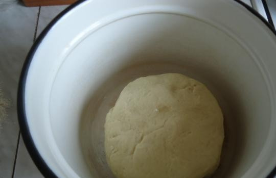 1. Этап. Сдобные пирожки в духовке: Готовое тесто оставьте на 1,5-2 часа в тёплом месте. Каждые полчаса немного мните его.