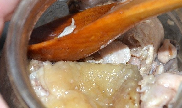 1. Этап. Рецепт домашней тушенки: 4. Параллельно простерилизуйте баночки. После разложите курицу по банкам и залейте соком, в котором она тушилась.