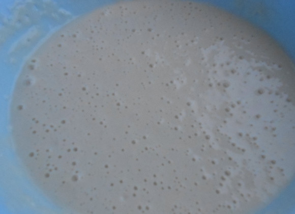 1. Этап. Блинчики с грибами и сыром: Растворить в теплой воде сахар и дрожжи,размешать и оставить на 10 мин.Влить теплое молоко,всыпать муку,разрыхлитель,перемешать венчиком и оставить на 10-20 мин.