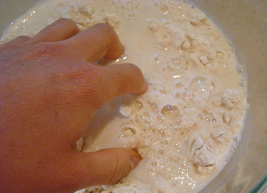 1. Этап. Лепешки из кукурузной муки: 1. В глубокой мисочке перемешайте муку и воду. Накройте пищевой пленкой и оставьте на 15 минут.