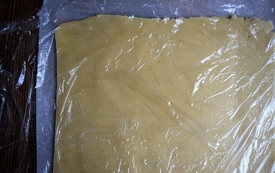 1. Этап. Медовое пирожное с начинкой: Тесто разделите на 4 равные части. Каждую раскатайте в прямоугольник размером 18х25 см., наколите вилкой. Раскатывайте сразу на пергаменте для выпечки через пищевую пленку. Обрезки также раскатайте.