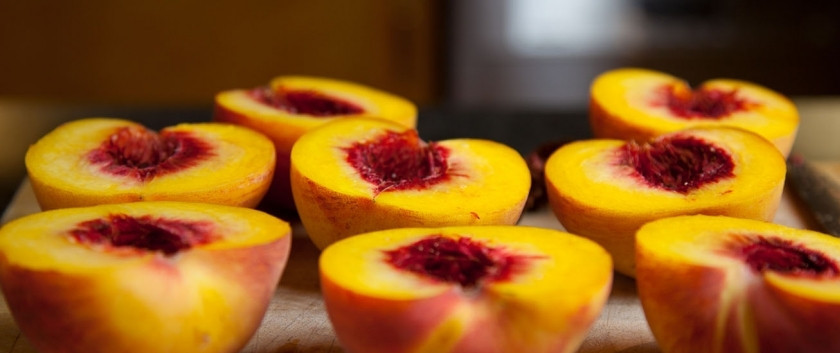 1. Этап. Запеченные персики: Нарезать персики, как на фото. Положить их в посуду для запекания и добавить 8 капель масла и 8 чайных ложек меда.