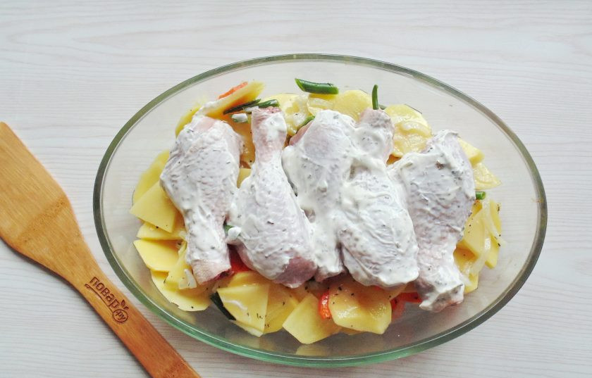 1. Этап. Запеканка с куриными ножками: Сверху выложите куриные ножки. Аккуратно закройте форму для запекания пищевой фольгой. Поставьте в духовку разогретую до 180 градусов и запекайте в течение 60 минут.