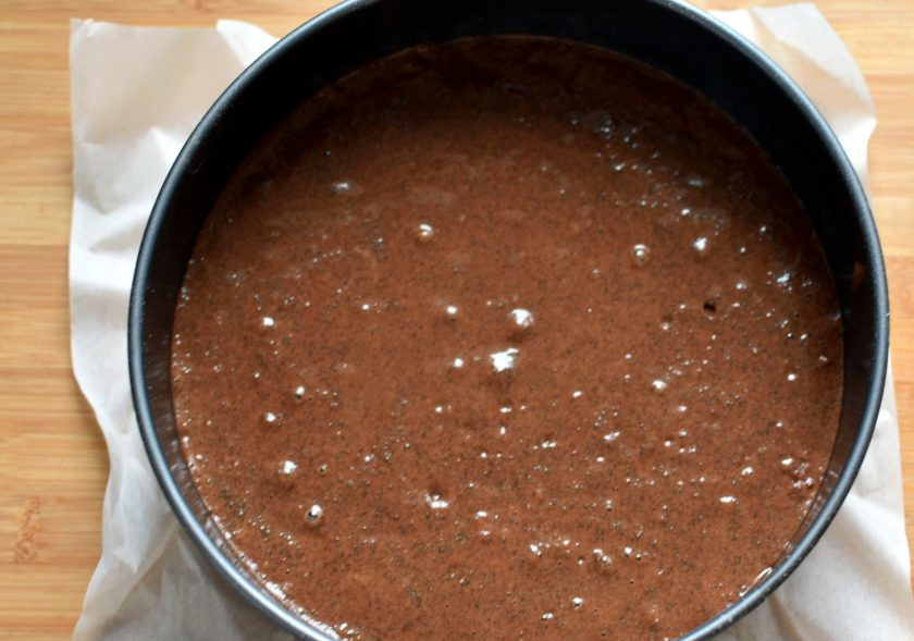 1. Этап. Маковый торт с йогуртовым муссом и белым шоколадом: Вылейте тесто в подготовленную разъемную форму и выпекайте в прогретой до 180 градусов духовке минут 25 до готовности.