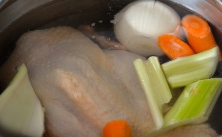 1. Этап. Суп с белой фасолью: Курицу заливаем водой, добавляем соль, репчатый лук, морковь и стебли сельдерея. Варим до готовности курицы.