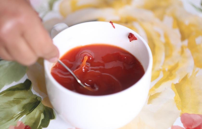 1. Этап. Борщ на бобах: Затем в отдельной посуде развести 3 ст. ложки томатной пасты со стаканом воды. Перемешать.