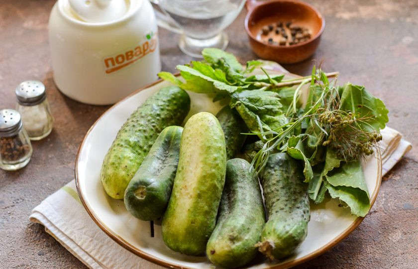 1. Этап. Огурцы с виноградными листьями на зиму: Подготовьте ингредиенты.