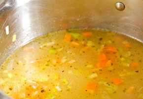 1. Этап. Суп Зоннтаг: Вливаем куриный бульон, доводим до кипения и варим под крышкой 25 минут.