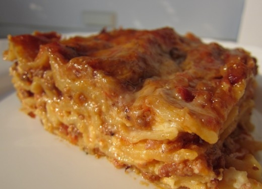 1. Этап. Лазанья в духовке: Готовую лазанью режем на части и подаем с салатом или просто так. Приятного аппетита!