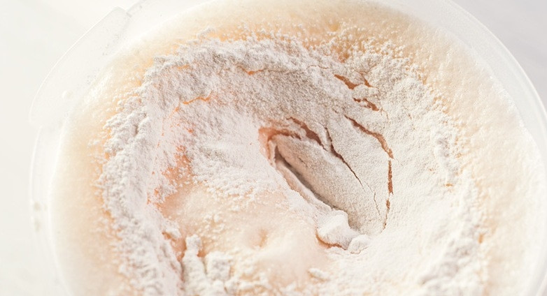 1. Этап. Блины на кефире с дырочками: После этого просейте муку и замешайте жидкое тесто.