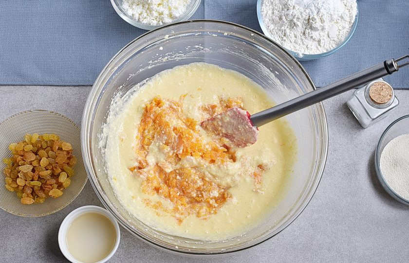 1. Этап. Пирог из тыквы в мультиварке: Добавьте тыквенное пюре и перемешайте лопаткой.