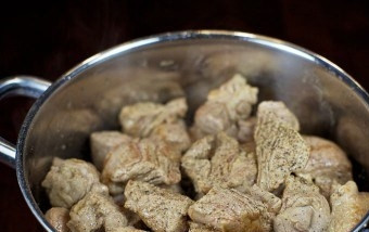 1. Этап. Мясо с лисичками: Затем мясо перекладываем в кастрюлю, солим его и перчим по вкусу.