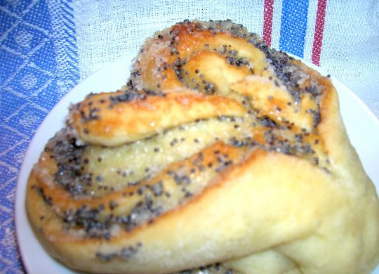 1. Этап. Плюшки с маком: Ставим в духовку при температуре 180 градусов и выпекаем до румяного цвета 20-30 минут. Готово!