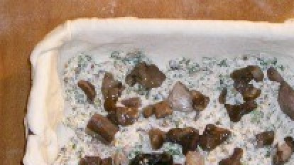 1. Этап. Суфле из курицы с грибами: 4. Тесто делим на две части. Одну раскатываем по дну формы для запекания, выкладываем половину начинки, а сверху - оставшуюся половину грибов.