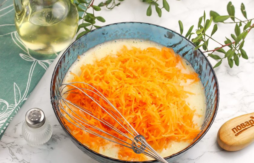 1. Этап. Морковный кекс с медом: Натрите морковь на терке с мелкими ячейками. Выложите в яичную массу и перемешайте.