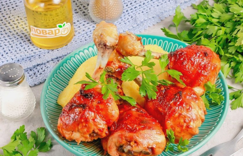 1. Этап. Куриные Чупа-чупсы: Подайте к столу румяные голени с любым гарниром и не забудьте удалить фольгу с ножки.