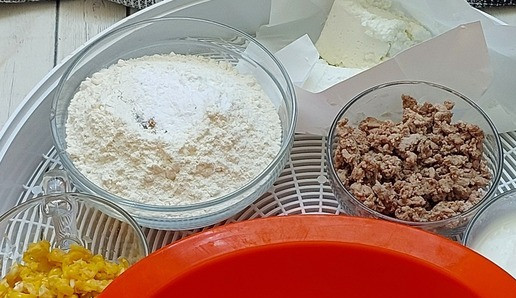 1. Этап. Закусочные маффины с фаршем и кукурузой: Первым шагом нужно подготовить ингредиенты для теста. Для этого смешать сухие компоненты. Обжарить фарш до побеления на сковороде без масла, если фарш будет липнуть - нужно добавить немного воды, а затем ее выпарить. Слегка проблендерить погружным блендером кукурузу - не в пюре, кусочки и небольшое количество зерен должно остаться.