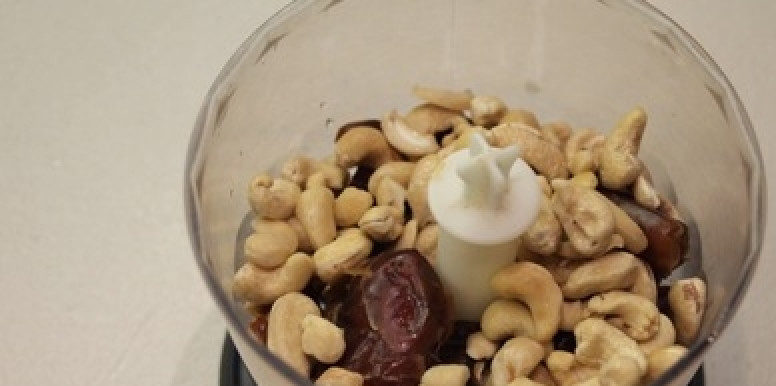 1. Этап. Вегетарианские сладости: С помощью блендера или мясорубки измельчаем сухофрукты и орехи. Треть орехов оставим для посыпки наших сладостей.