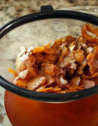 1. Этап. Компот из апельсинов: Сваренную цедру апельсинов выкидываем. После того как апельсины с сиропом настоялись под прикрытой крышкой около 15 минут, сливаем сироп обратно в кастрюлю.