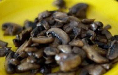 1. Этап. Карри с рисом, горошком и грибами: Обжарьте грибы на растительном масле до золотистого цвета.