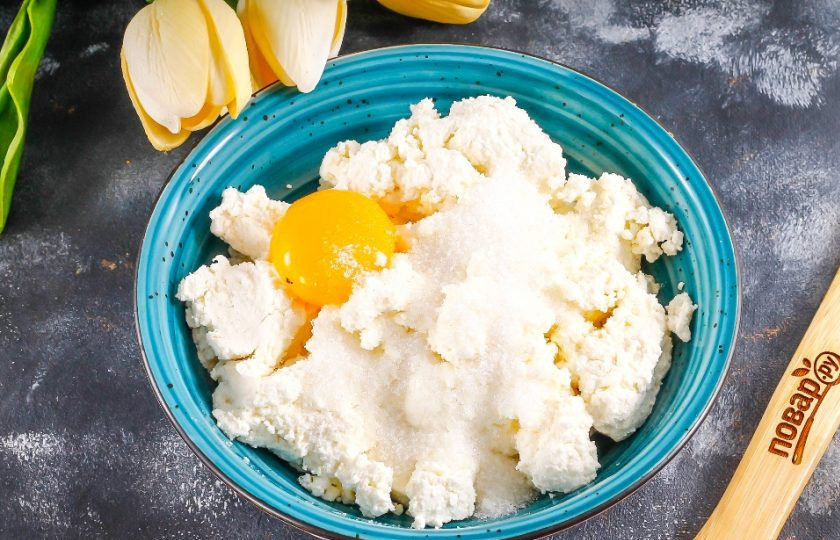 1. Этап. Легкая пасха: Творог выложите в глубокую емкость и тщательно протрите вилкой, разбивая крупные комочки. Разделите куриное яйцо на желток и белок. Желток добавьте к творогу, белок используйте в другом рецепте. Всыпьте сахар, по желанию добавьте и ванильный сахар. Очень важно, чтобы яйцо было фермерское, качественное. Можно сварить его и добавить вместо свежего желтка вареный!