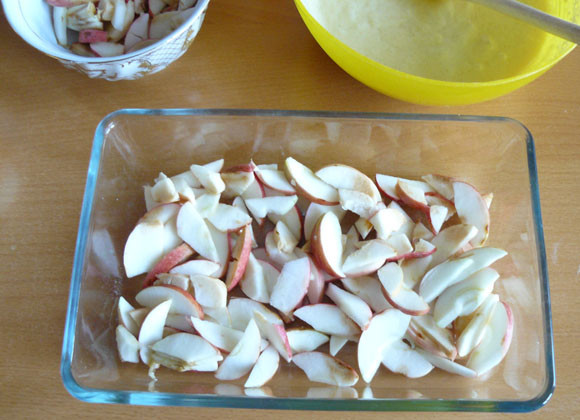 1. Этап. Шарлотка на сметане: 3. Нарежьте яблоки. Я брала для шарлотки кисло-сладкие яблоки и не снимала с них кожуру. Выложите их на дно формы для выпекания.