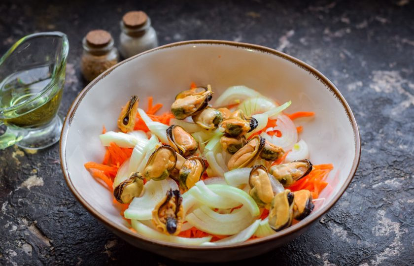 1. Этап. Мидии по-корейски: Мидии отварите пару минут и переложите в овощи.