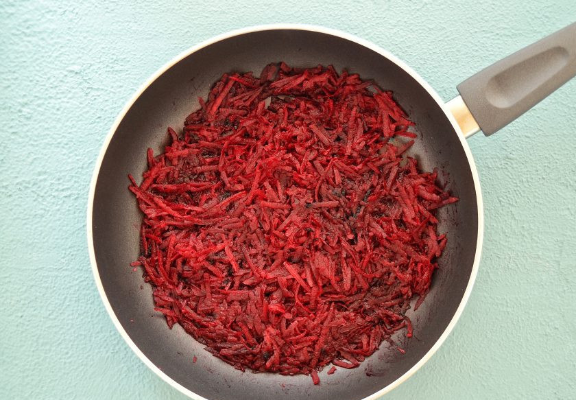 1. Этап. Борщ с чечевицей: Свеклу переложите в сковороду, добавьте уксус и 2-3 ст.л. воды. Тушите до испарения жидкости.