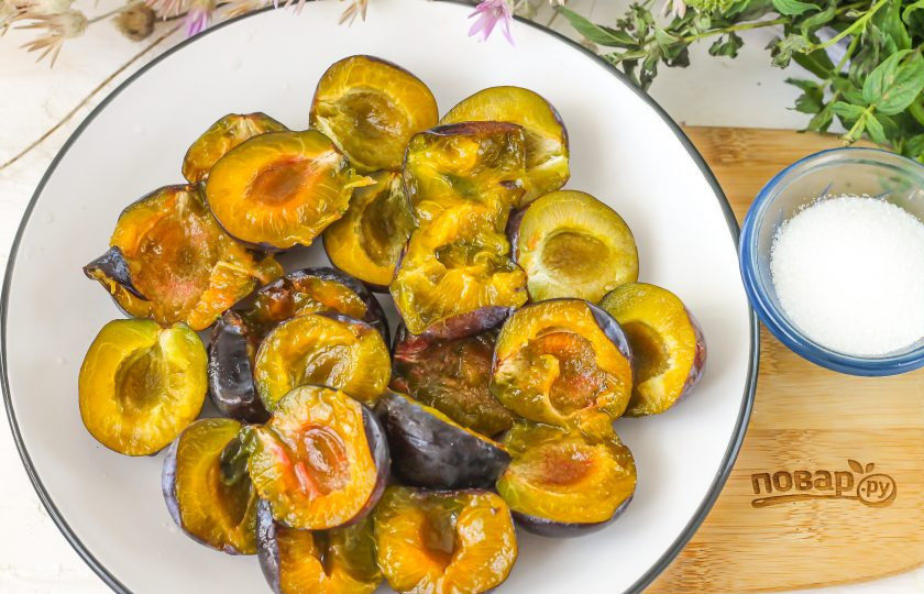 1. Этап. Нутелла из сливы: Разрежьте пополам и удалите косточки, а также подпорченные плоды.