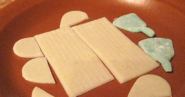 1. Этап. Торт на день рождения мальчику: Также из разной мастики вырезаем детали для машинки.