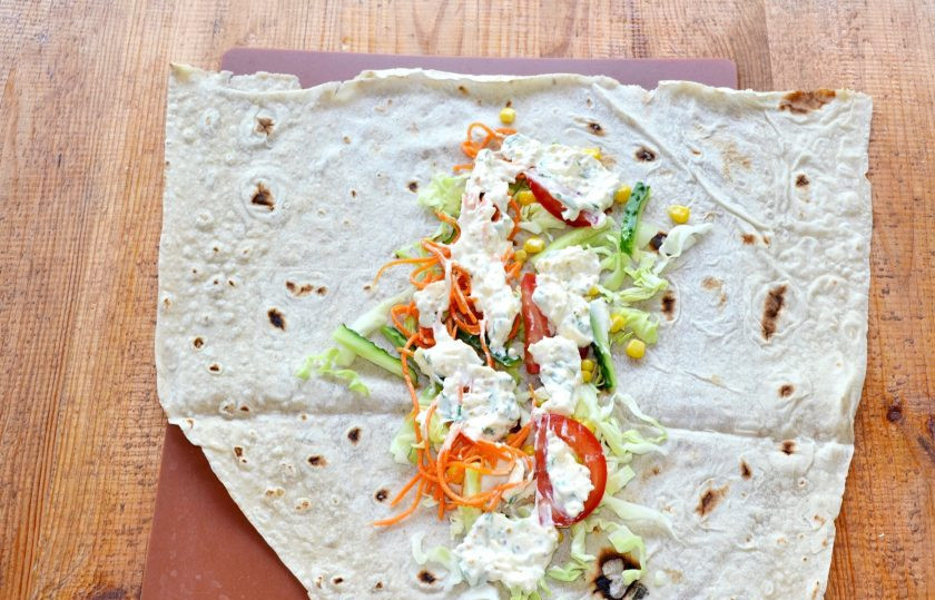 1. Этап. Шаурма на углях: Сверху выложите соус.