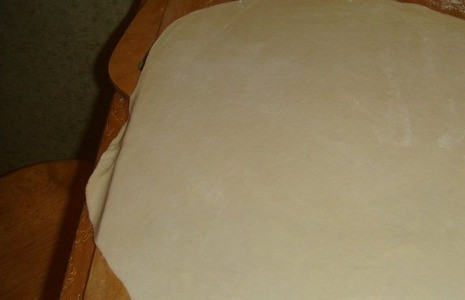 1. Этап. Чуду с мясом: Тот кусок, который побольше, максимально тонко раскатайте в пласт, притрушивая мукой.