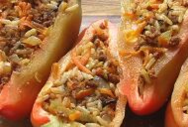 1. Этап. Перцы с фаршем в духовке: Выкладываем нашу начинку в перчики, предварительно посолив их.