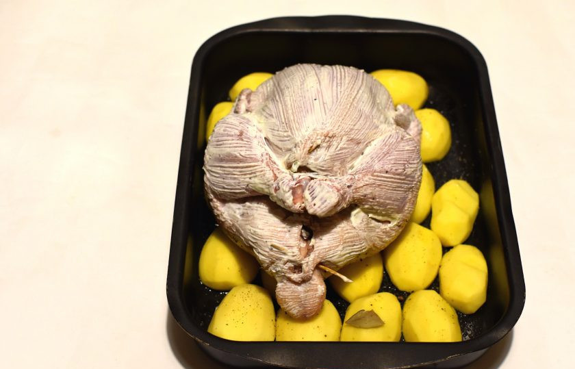 1. Этап. Курица, фаршированная печенью: Чтобы получить гарнир вместе с курицей, уложите в форму для запекания картофель четвертинками, посолите его и добавьте любимые пряности. Сверху уложите курицу и смажьте ее сверху подсоленной сметаной.