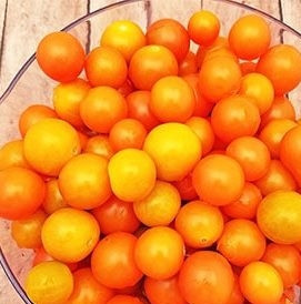 1. Этап. Охотничий салат: Помидоры помойте, удалите у них плодоножки. Если помидоры маленькие, их не нужно разрезать, если большие, порежьте их крупными дольками.