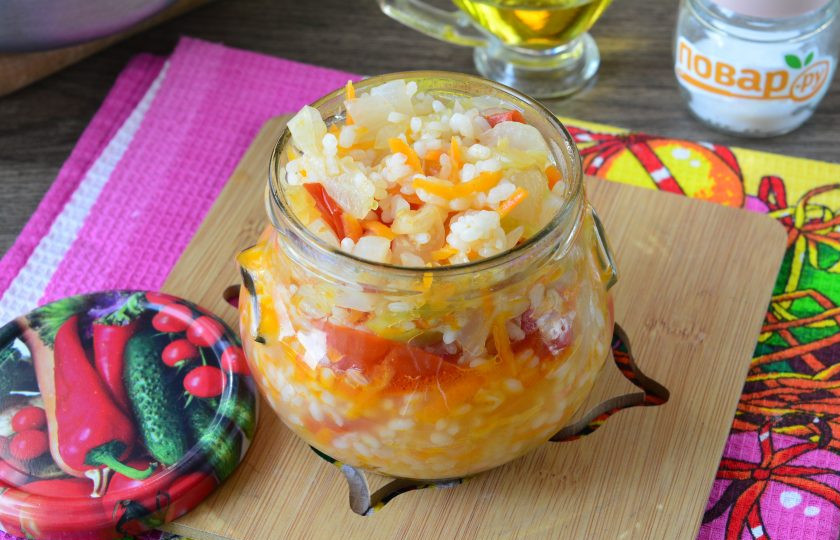 1. Этап. Салат из капусты и риса на зиму: Разложите салат в чистые простерилизованные банки.