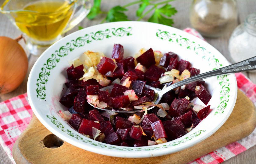 1. Этап. Салат из свеклы с жареным луком: Перемешайте салат и добавьте специи по вкусу.
