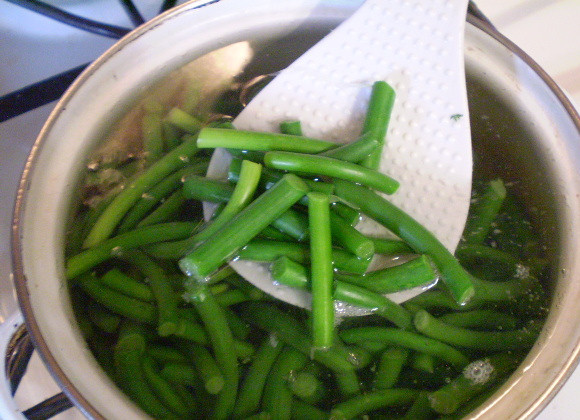 1. Этап. Чесночные стрелки на зиму: 4. Отварите в соленой воде 2-3 минуты.