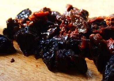 1. Этап. Филе индейки, тушенное с черносливом: Чернослив заранее залейте горячей водой минут на 15. Потом нарежьте его половинками.