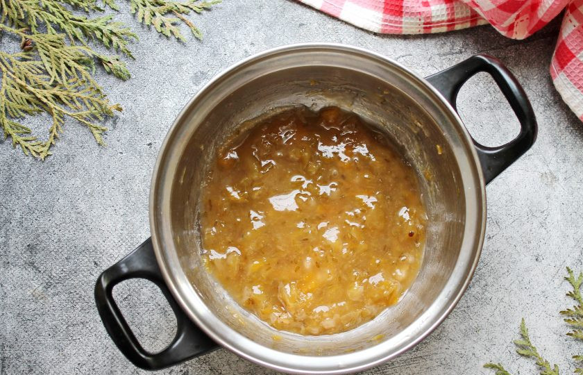 1. Этап. Рулет с крыжовником: Пока бисквит остывает, приготовьте начинку из крыжовника. В кастрюлю с толстым дном выложите ягоды крыжовника, сахар, крахмал и перемешайте. Добавьте воду и поставьте на медленный огонь. Варите после закипания в течение 5-7 минут до густого состояния все время мешая, снимите с огня и полностью остудите.