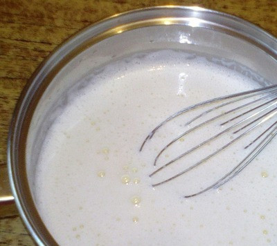 1. Этап. Испанские булочки с заварным кремом: Получившуюся смесь выливаем в кипящее молоко и при неприрывном помешивании варим до загустения. Оставляем остывать.