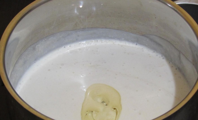 1. Этап. Оладьи на дрожжах и кефире: 6. Ввожу дрожжевую массу и вливаю 2 столовые ложки подсолнечного масла, хорошенько перемешиваю.