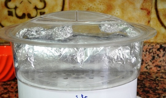 1. Этап. Рулет рыбный с нори: 4. Чтобы закуска была не только вкусной, но и полезной, рекомендую приготовить рулет на пару (минут 20-25 будет достаточно). При желании можно запечь его в духовке. Готовый рулет остудите немного и уберите на ночь в холодильник.