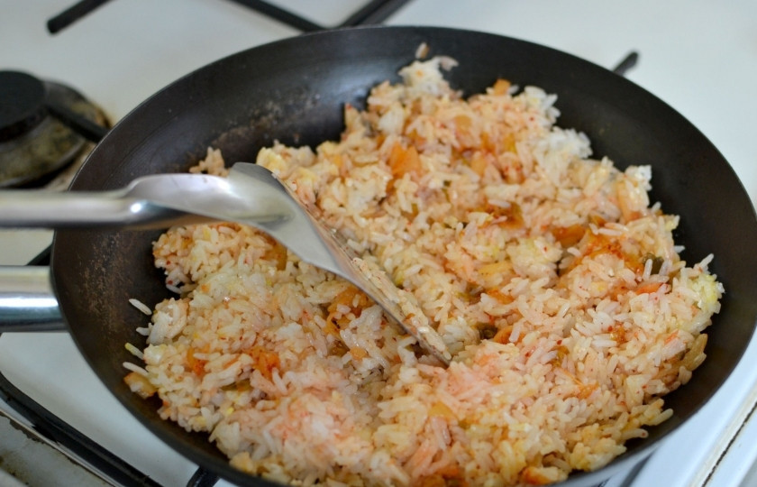 1. Этап. Кимчи с рисом: Разогрейте на сковороде растительное масло. Выложите варёный рис, перемешанный с кимчи и яйцом.